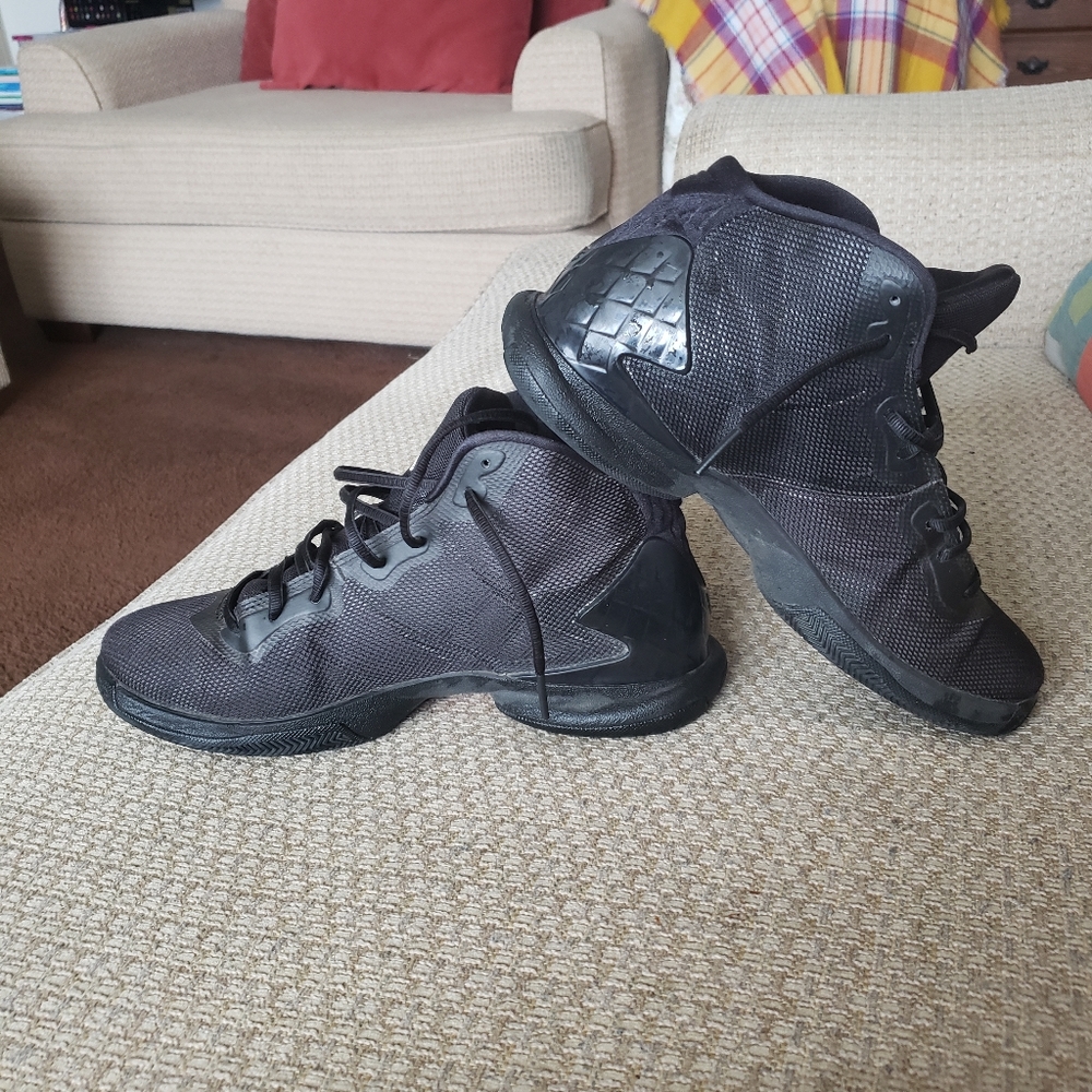 Mens basketball shoes
